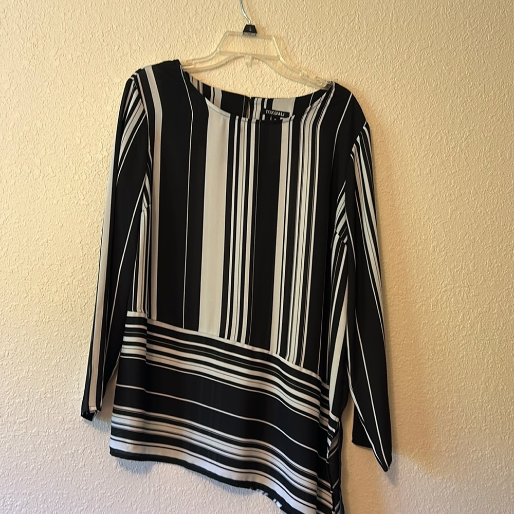 Roz and Ali black and white stripe long sleeve blouse. Sz: XL